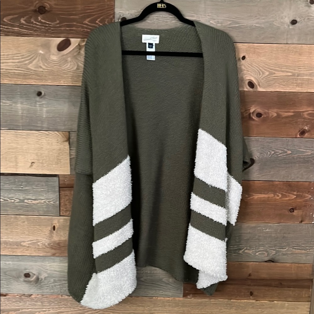 Universal Thread Green and White Poncho Sweater